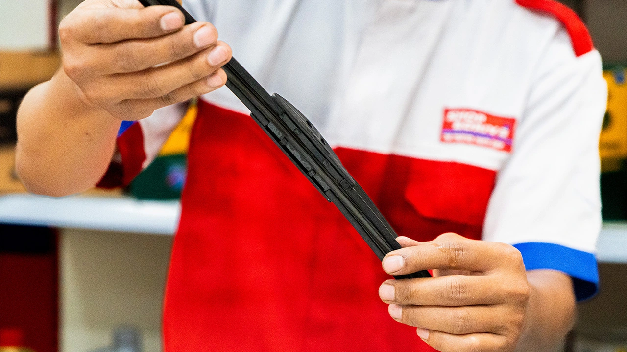 Cara Merawat Wiper Mobil agar Tetap Optimal Saat Musim Hujan 