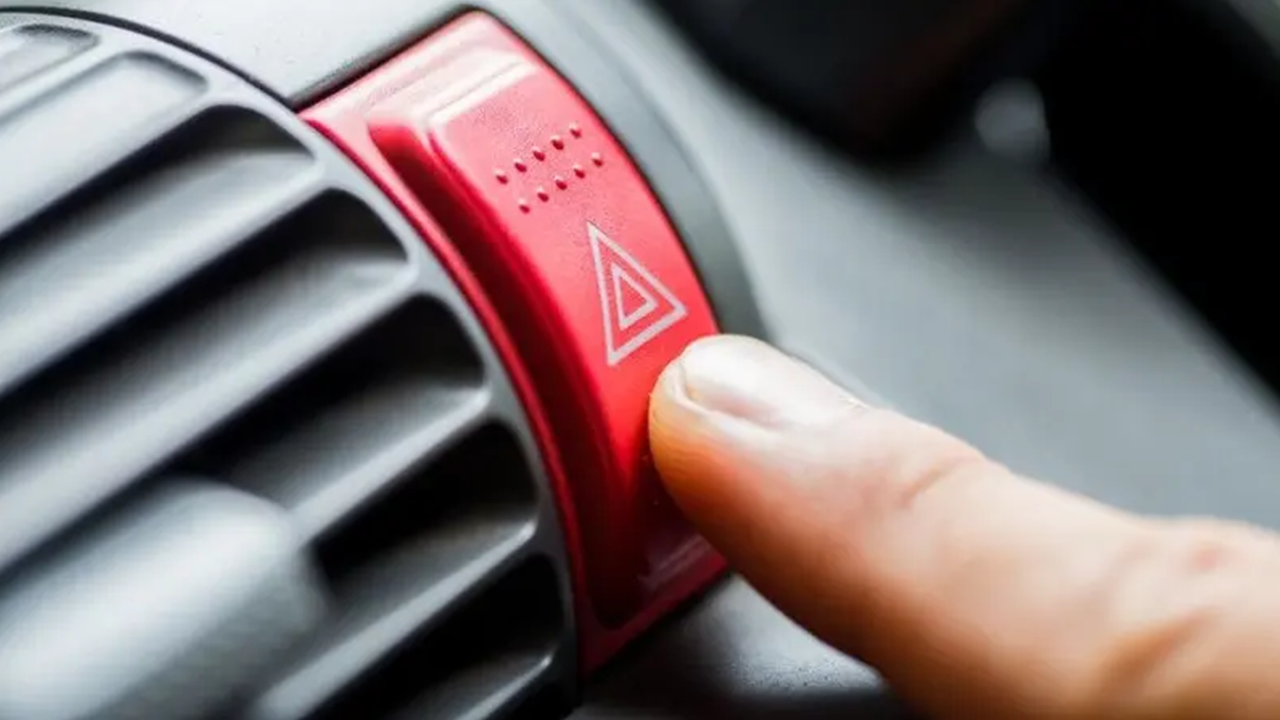 Fungsi Lampu Hazard di Mobil Penting Ga Ya? Ini Fungsinya! Pasti berguna