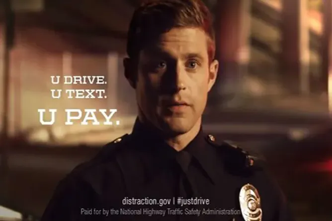 Penasaran Kenapa Dilarang Main Ponsel Saat Menyetir?