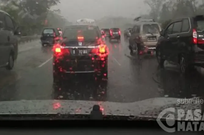 Tips Berkendara Saat Hujan